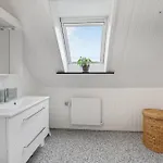 3 Bedroom Stunning In Apartment *