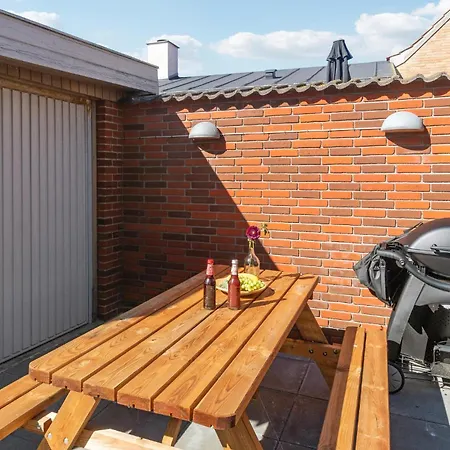 3 Bedroom Stunning In Apartment *